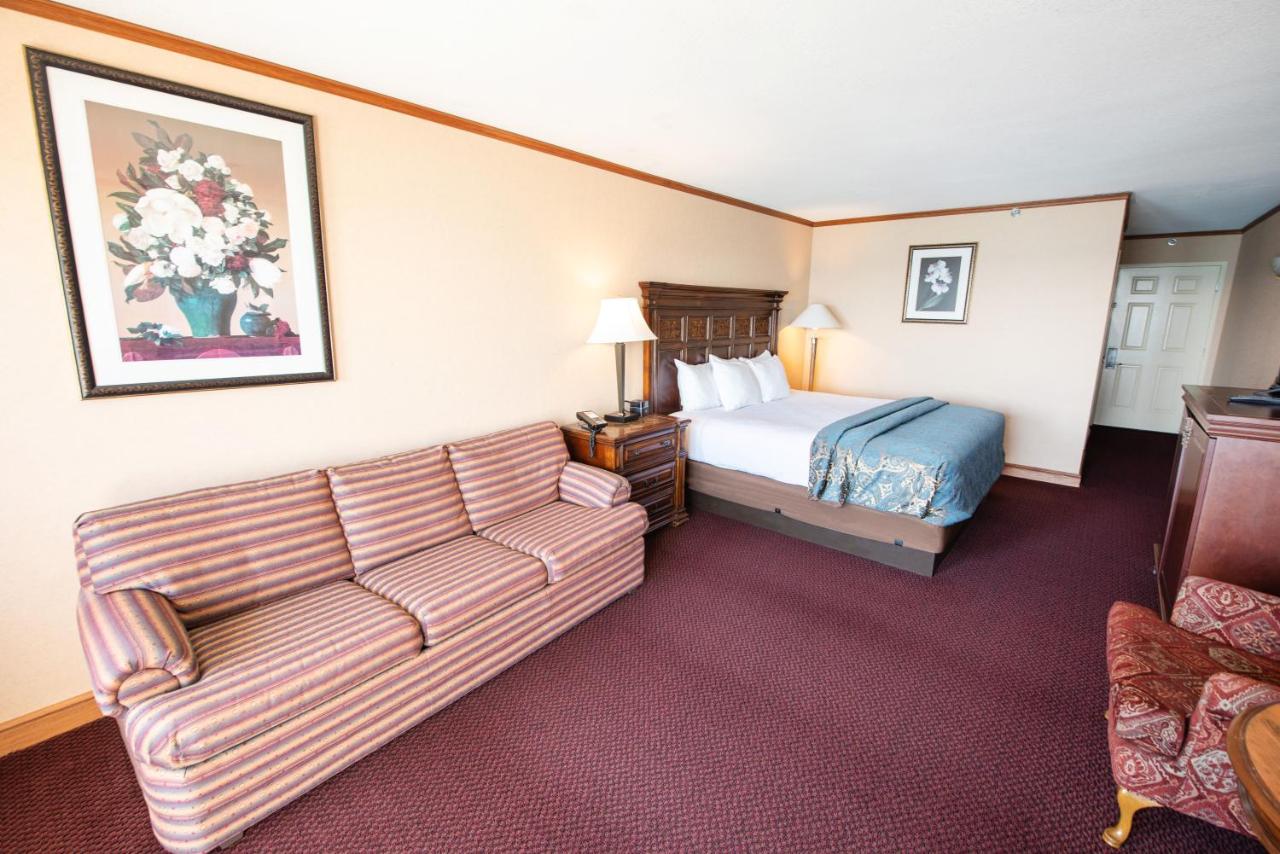 | Hamilton Inn Select Beachfront