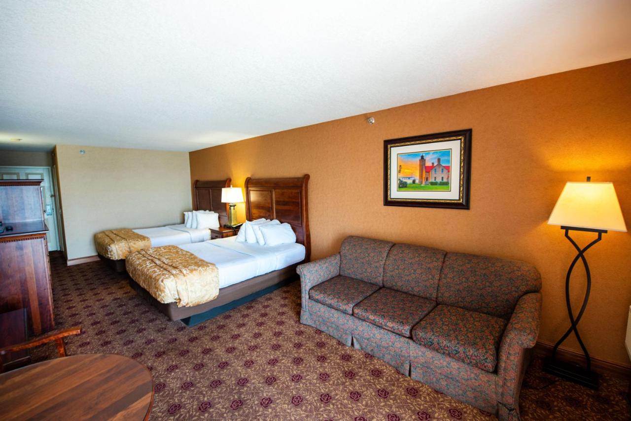 Deluxe Queen Room with Two Queen Beds and Lake View at Hamilton Inn Select Beachfront Mackinaw City