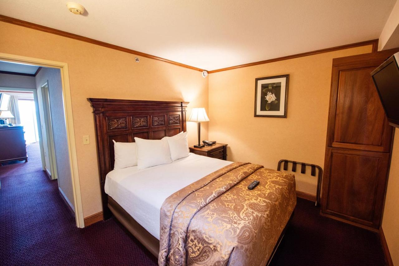Suite at Hamilton Inn Select Beachfront Mackinaw City