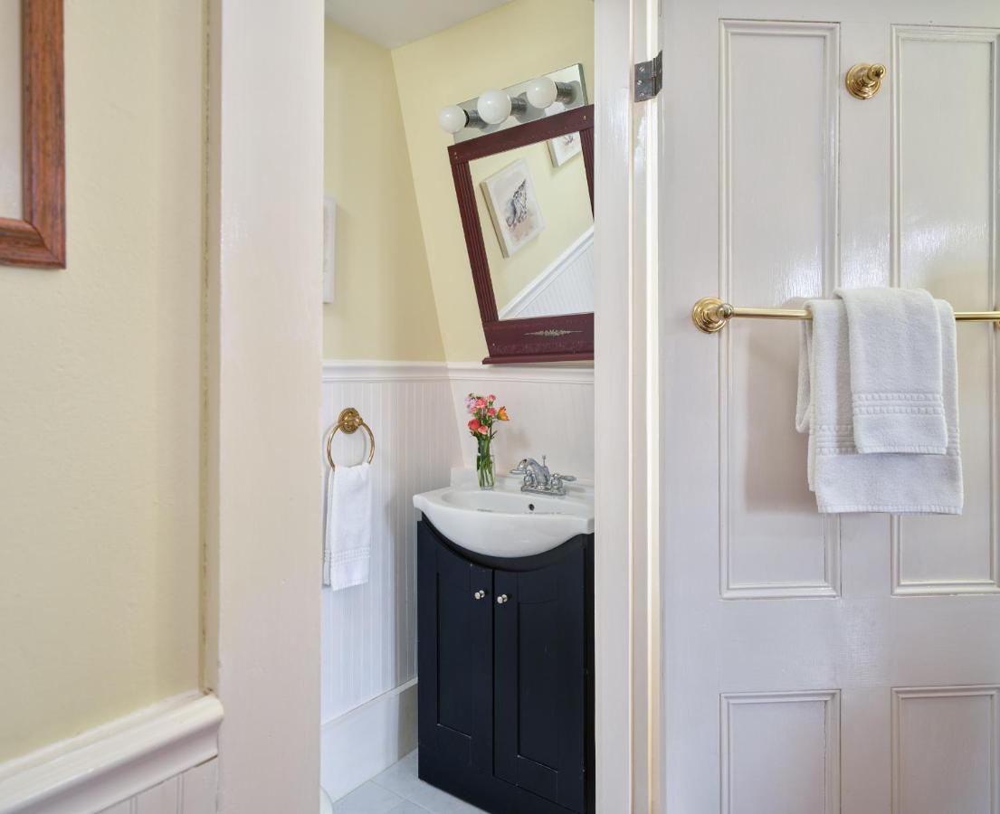 | Old Manse Inn