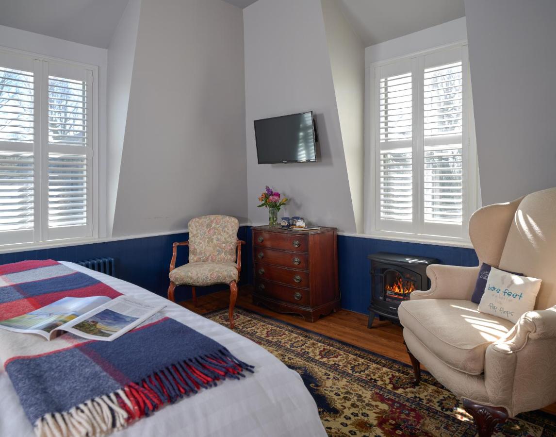 | Old Manse Inn