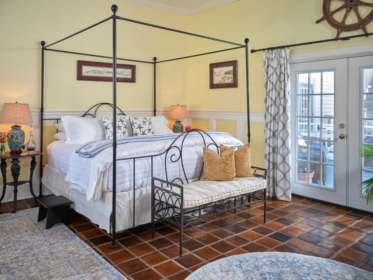 | Old Manse Inn