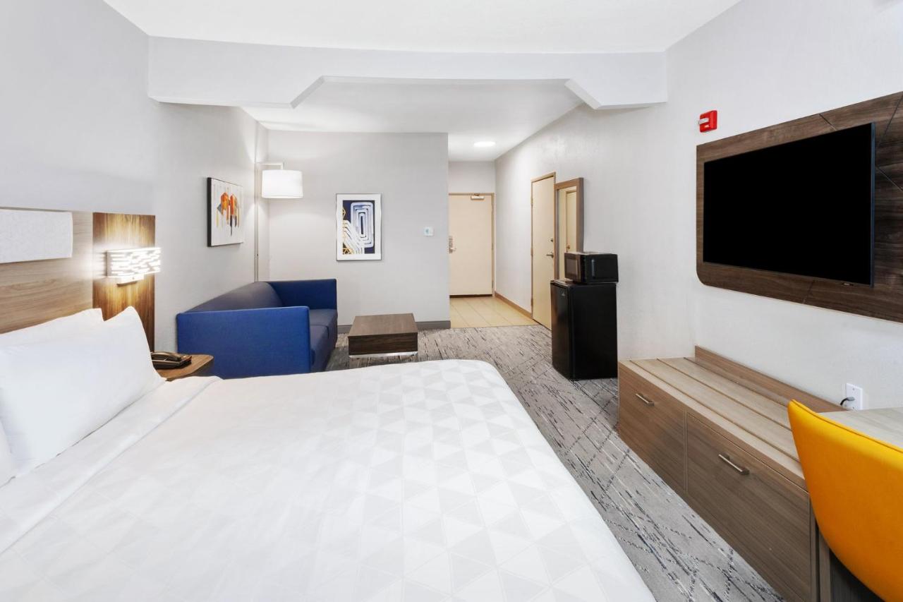 | Holiday Inn Express & Suites Carmel North – Westfield, an IHG Hotel