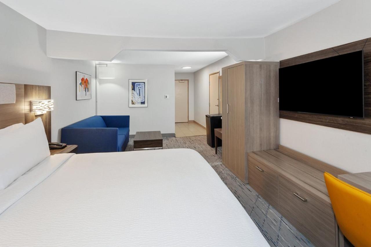 | Holiday Inn Express & Suites Carmel North – Westfield, an IHG Hotel