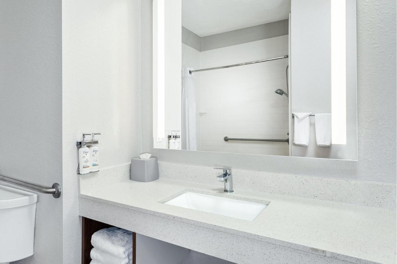 | Holiday Inn Express & Suites Carmel North – Westfield, an IHG Hotel