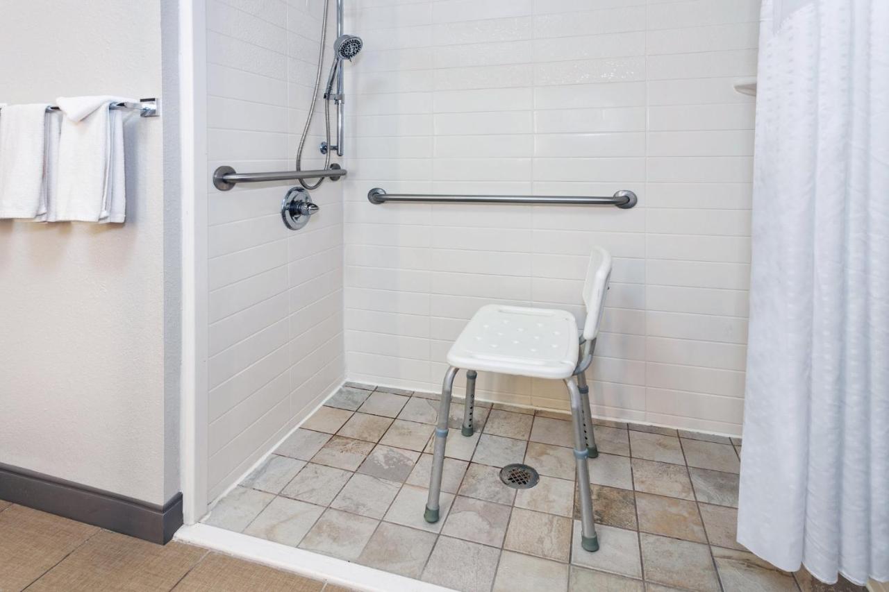 | Holiday Inn Express & Suites Carmel North – Westfield, an IHG Hotel