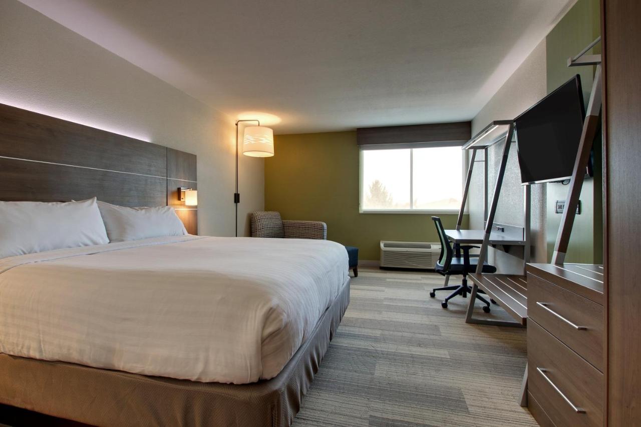 King Suite at Holiday Inn Express & Suites Wapakoneta by IHG