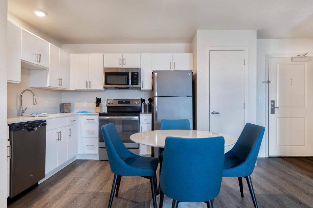 Two-Bedroom Apartment at Soka Suites Dallas - Las Colinas