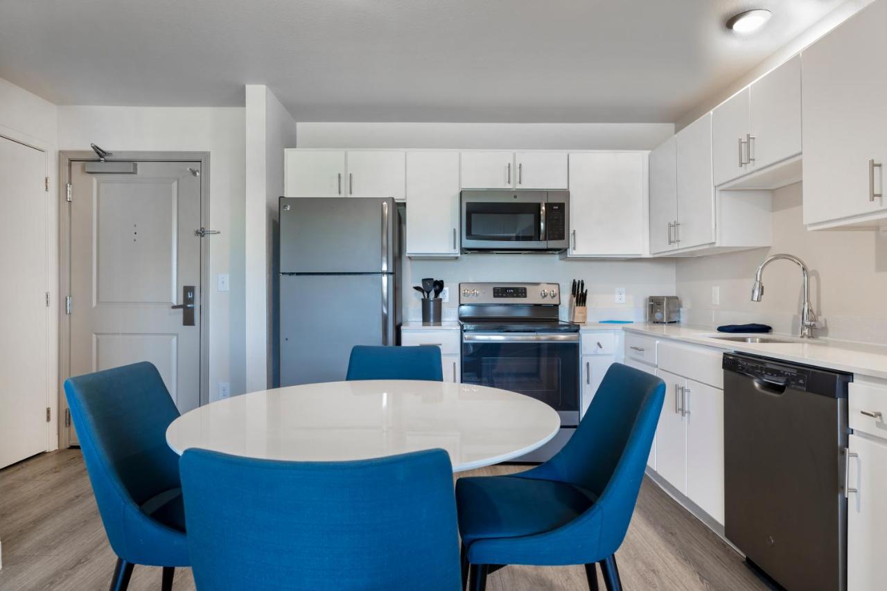 One-Bedroom Apartment at Soka Suites Dallas - Las Colinas