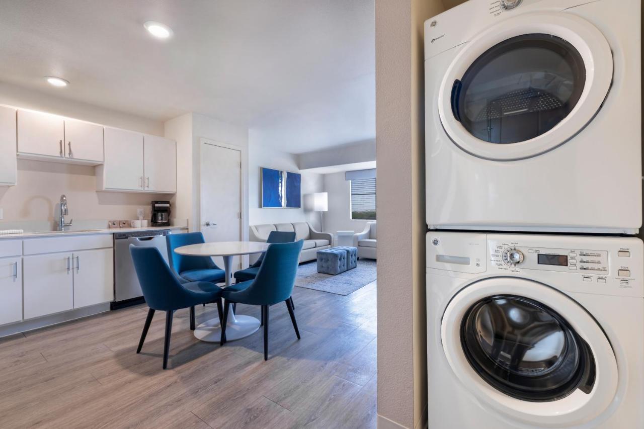 Two-Bedroom Apartment at Soka Suites Dallas - Las Colinas