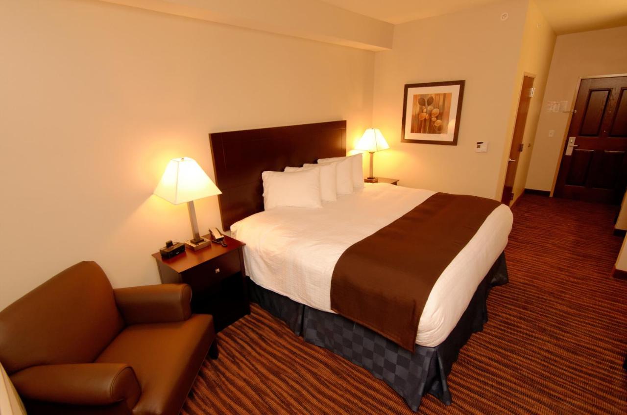 King Room - Disability Access at Cobblestone Inn & Suites - Fort Madison