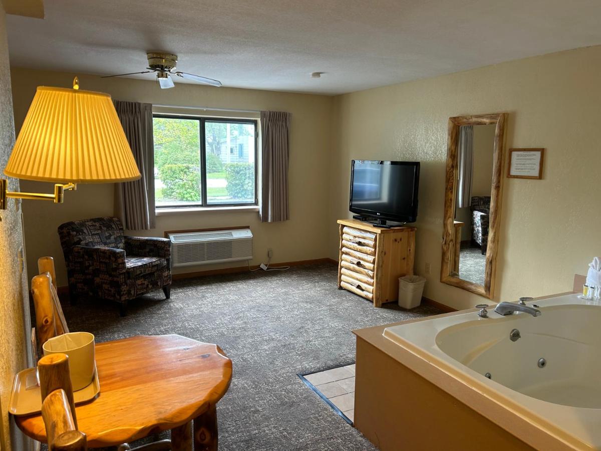 King Room with Spa Bath at Super 8 by Wyndham Bridgeview of Mackinaw City