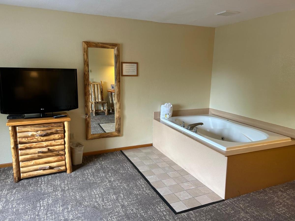 King Room with Spa Bath at Super 8 by Wyndham Bridgeview of Mackinaw City