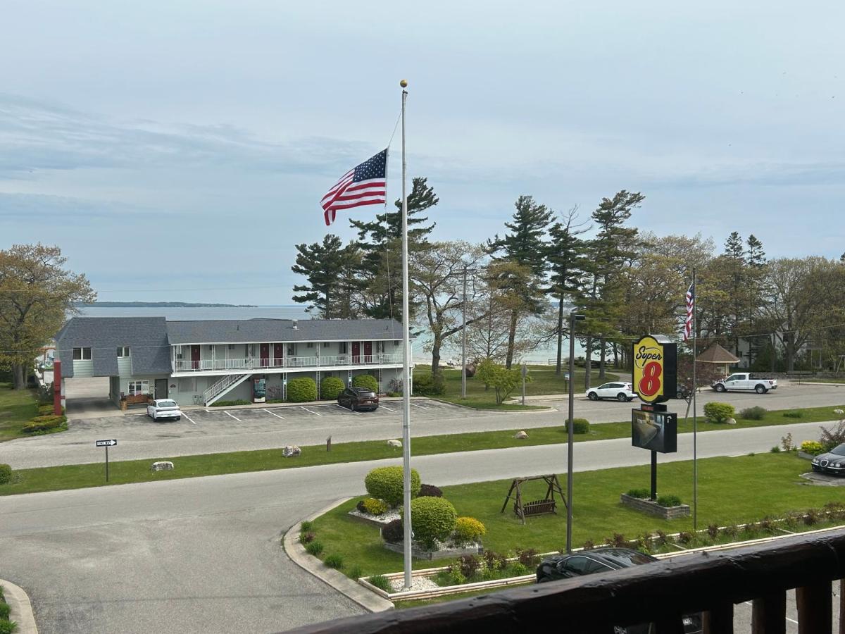 King Room with View - Non-Smoking at Super 8 by Wyndham Bridgeview of Mackinaw City