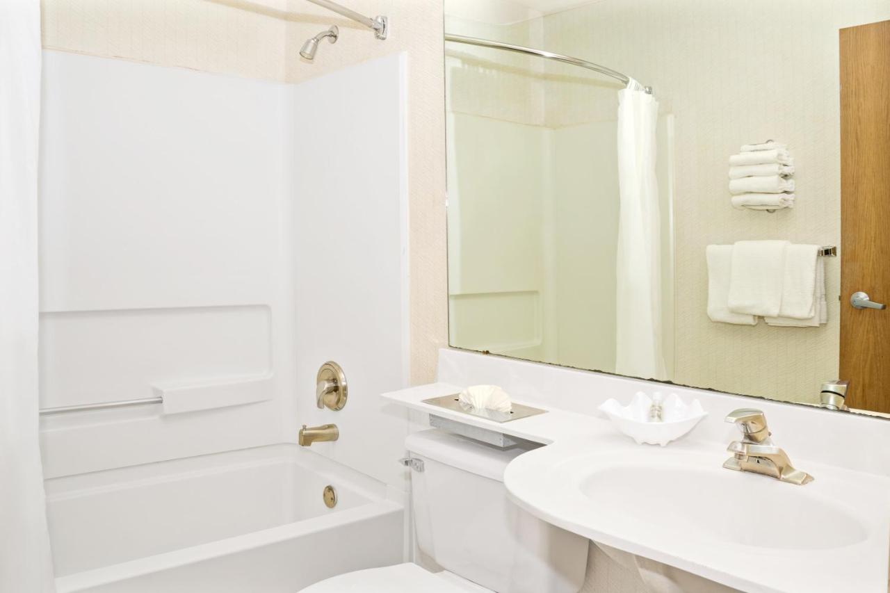 Deluxe Queen Room - Non-Smoking at Microtel Inn by Wyndham Raleigh Durham Airport