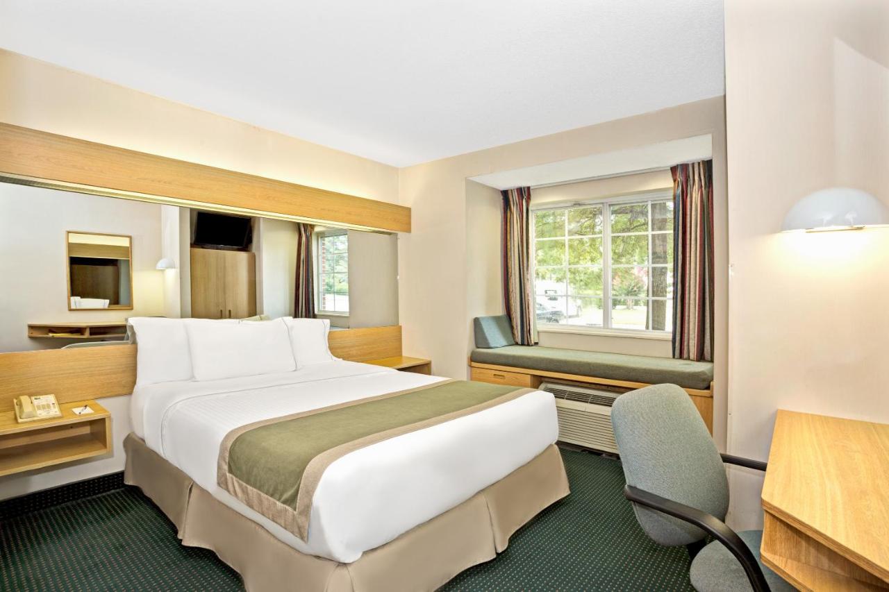 Queen Room - Non-Smoking at Microtel Inn by Wyndham Raleigh Durham Airport
