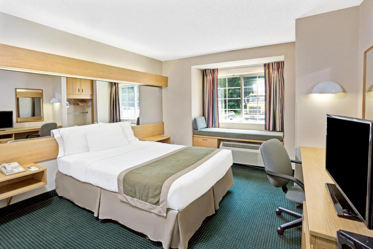 Queen Room - Non-Smoking at Microtel Inn by Wyndham Raleigh Durham Airport