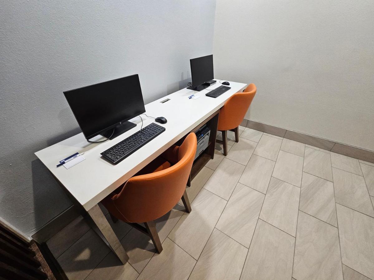  | Holiday Inn Express Hotel & Suites Cincinnati-Blue Ash, an IHG Hotel