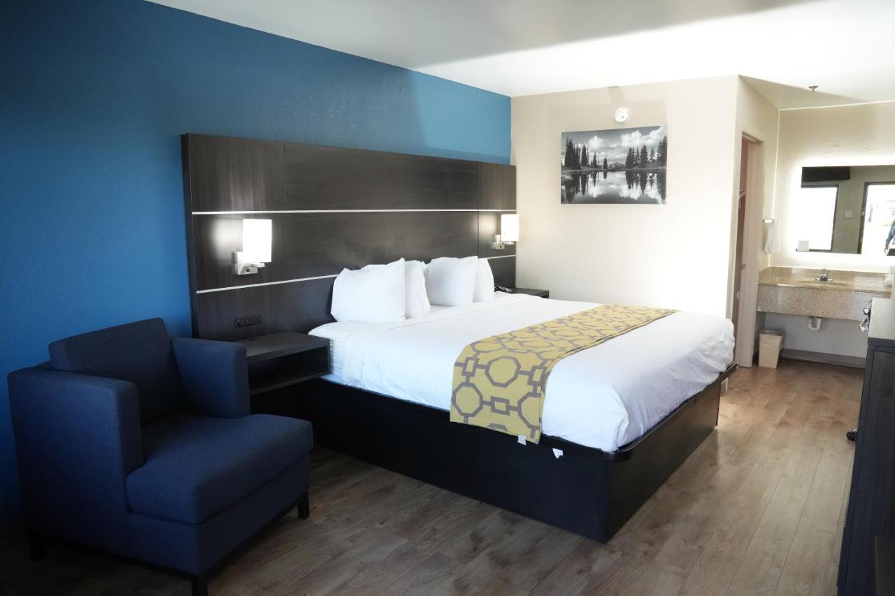 King Room Non Smoking at Baymont by Wyndham Manning