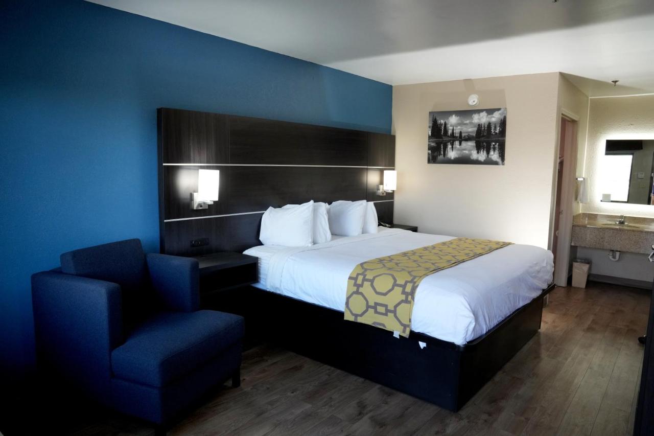King Room Non Smoking at Baymont by Wyndham Manning