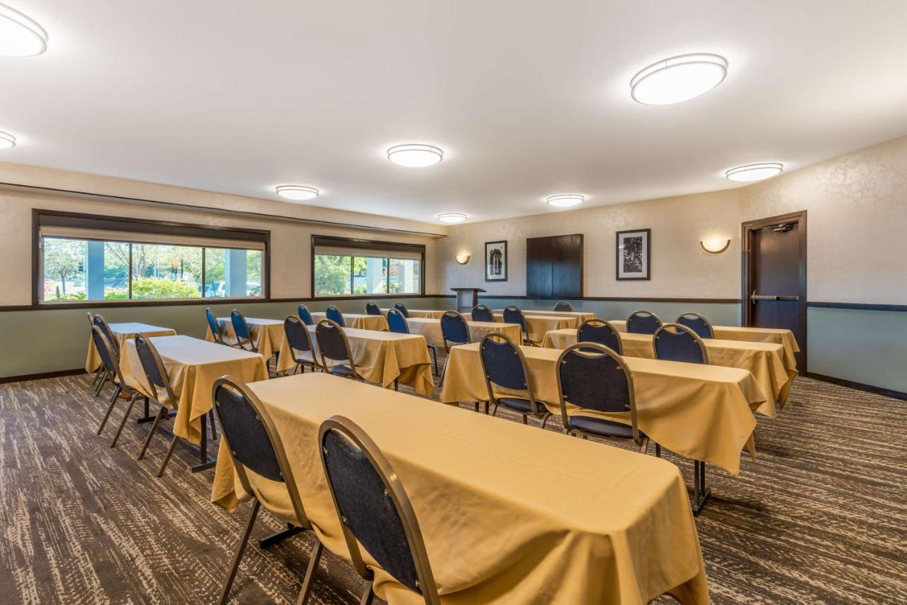 | Best Western Plus Wine Country Inn & Suites