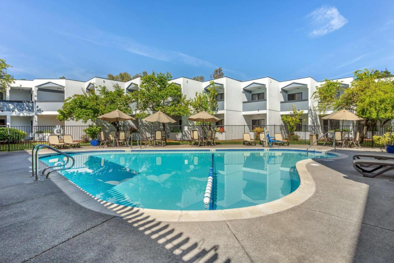 | Best Western Plus Wine Country Inn & Suites