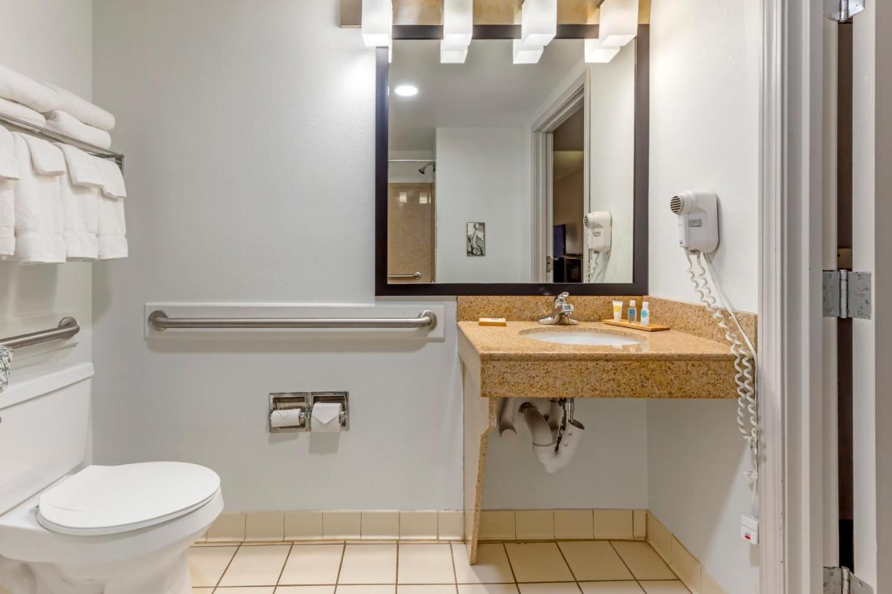 Queen Room with Two Queen Beds - Disability Access at Country Inn & Suites by Radisson, Newport News South, VA