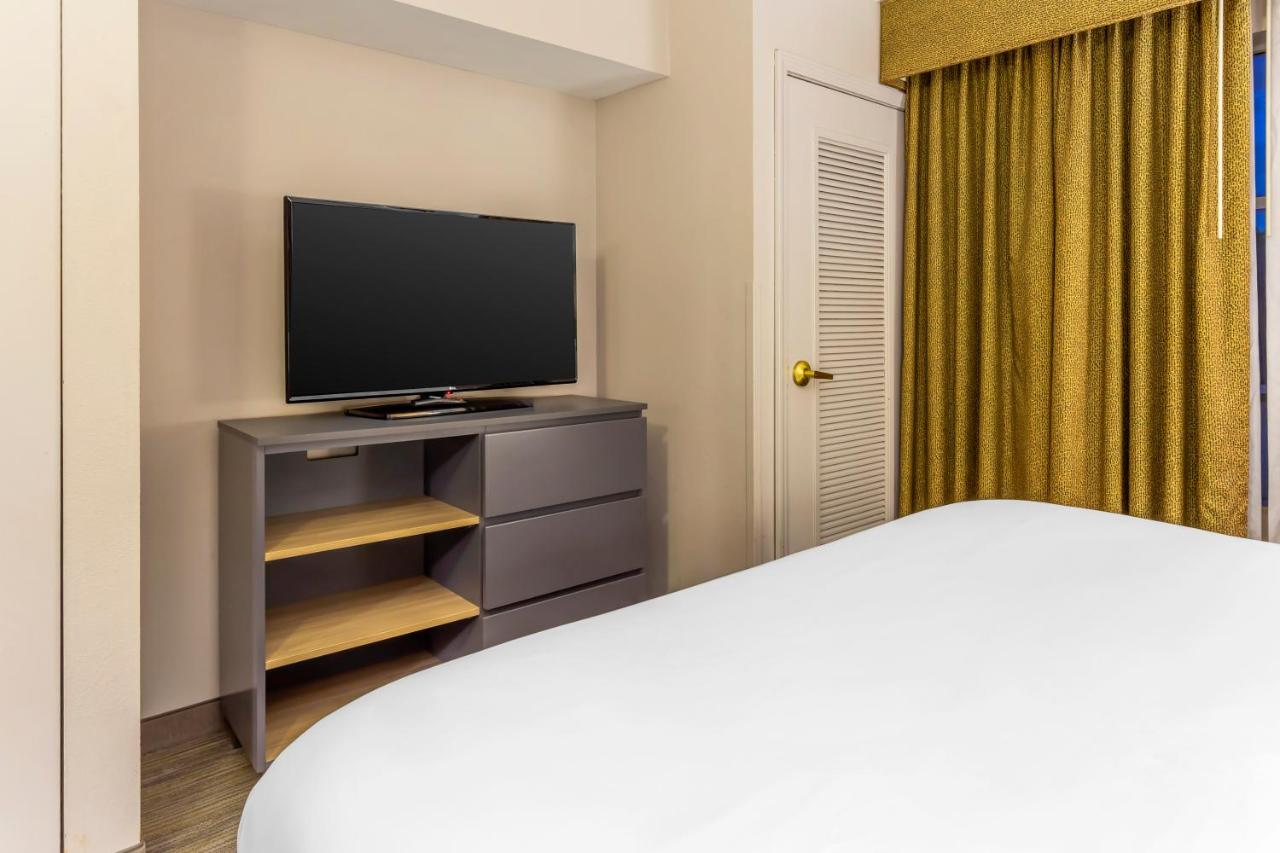 One-Bedroom King Suite at Country Inn & Suites by Radisson, Newport News South, VA