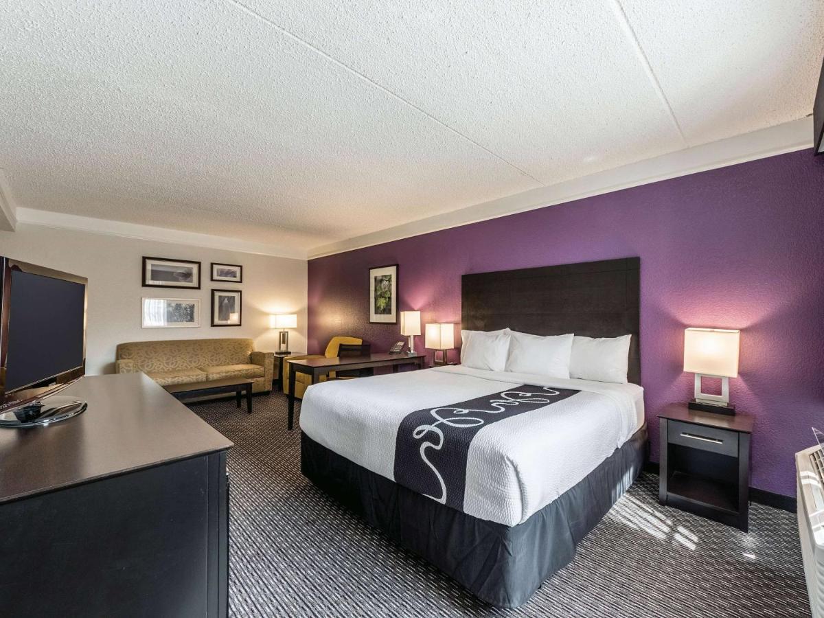 King Room with Bath Tub - Mobility/Hearing Accessible - Non-Smoking at La Quinta Inn & Suites by Wyndham San Antonio Downtown