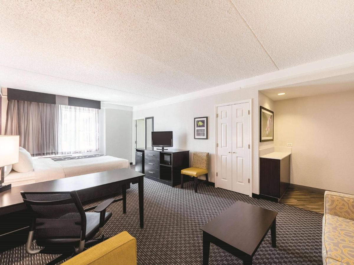 King Room with Bath Tub - Mobility/Hearing Accessible - Non-Smoking at La Quinta Inn & Suites by Wyndham San Antonio Downtown