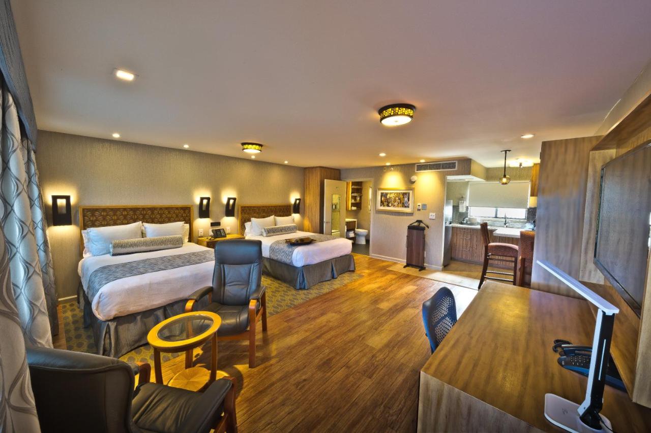 Queen Room with Two Queen Beds at Hotel Strata