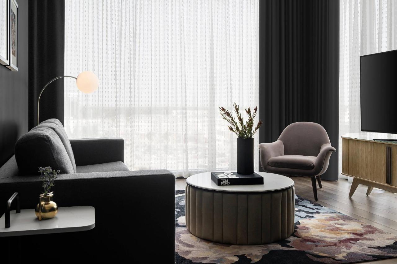 | Renaissance Milwaukee West Hotel