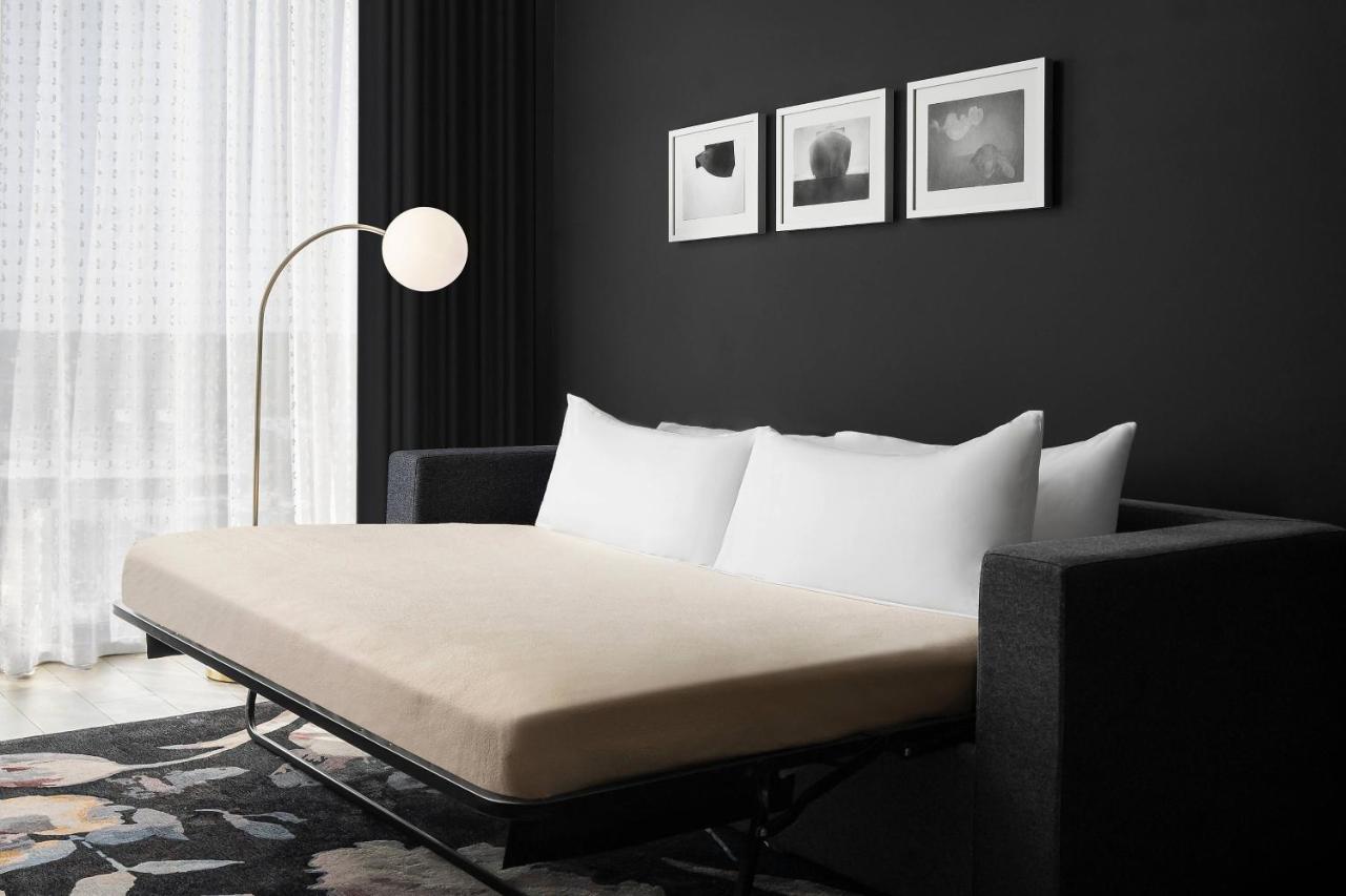 | Renaissance Milwaukee West Hotel