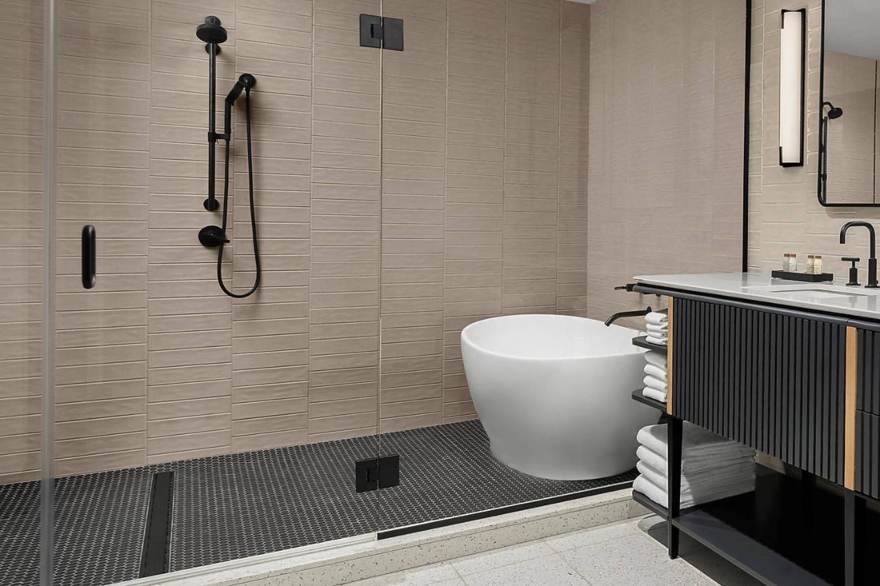 | Renaissance Milwaukee West Hotel