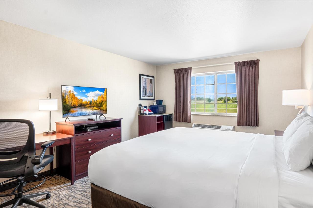 King Room - Non-Smoking at Boarders Inn & Suites by Cobblestone Hotels - Shawano