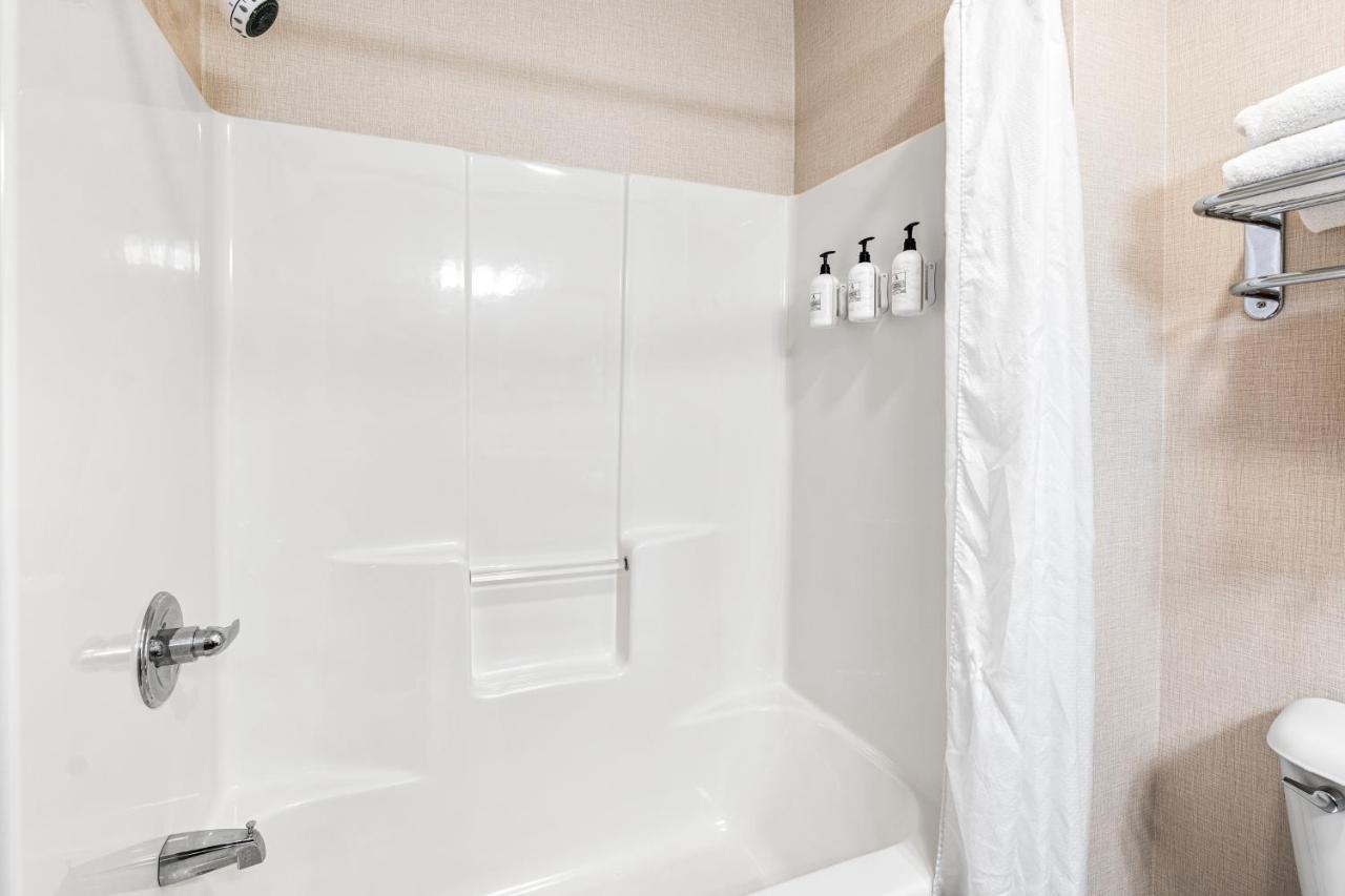 Deluxe Junior Suite at Boarders Inn & Suites by Cobblestone Hotels - Shawano