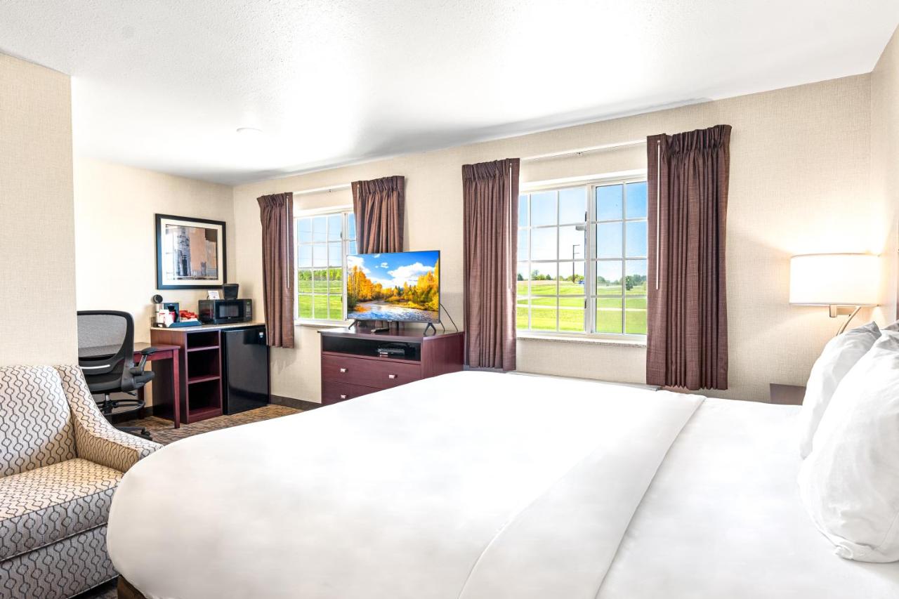 Deluxe Junior Suite at Boarders Inn & Suites by Cobblestone Hotels - Shawano