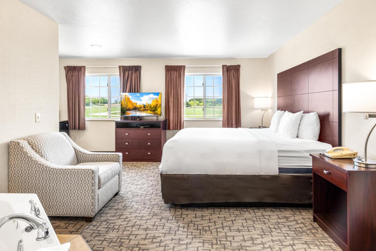 Deluxe Junior Suite at Boarders Inn & Suites by Cobblestone Hotels - Shawano