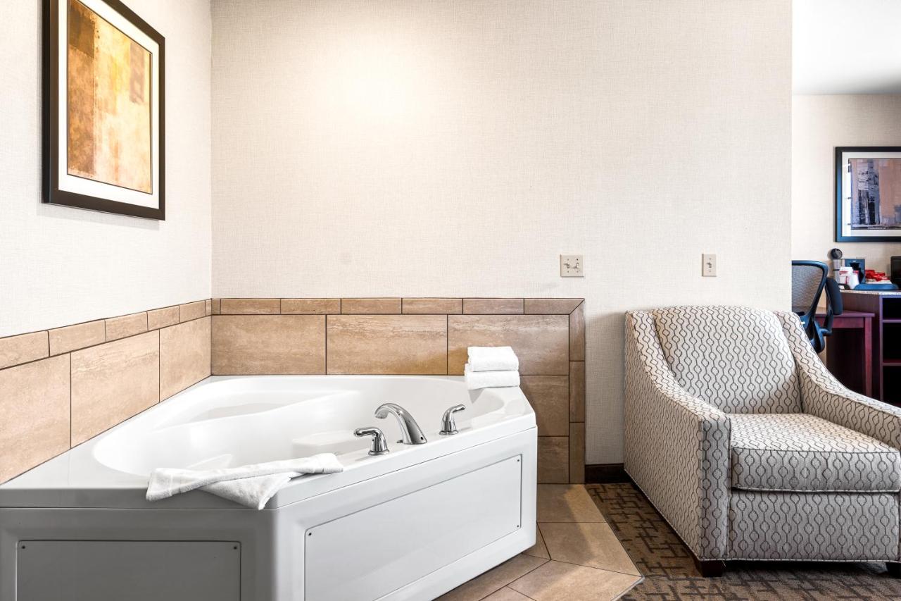  | Boarders Inn & Suites by Cobblestone Hotels - Shawano
