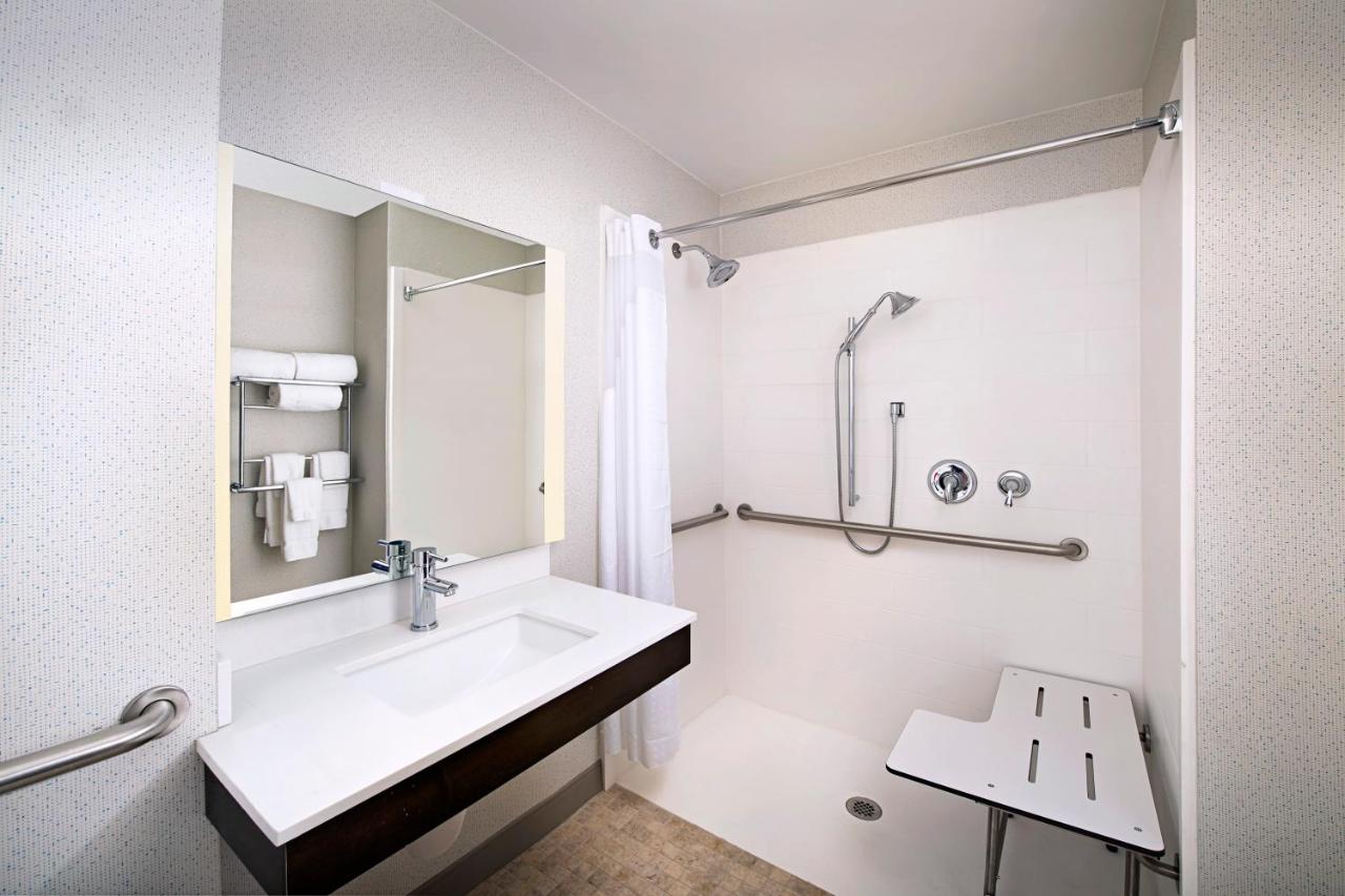  | Holiday Inn Express & Suites Baltimore - BWI Airport North, an IHG Hotel