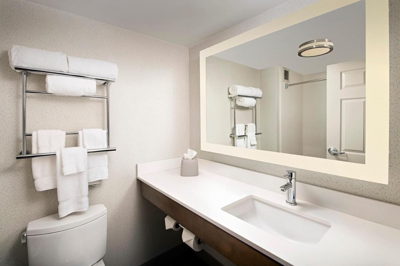 Deluxe Suite - Hearing Accessible - Non-Smoking at Holiday Inn Express & Suites Baltimore - BWI Airport North by IHG