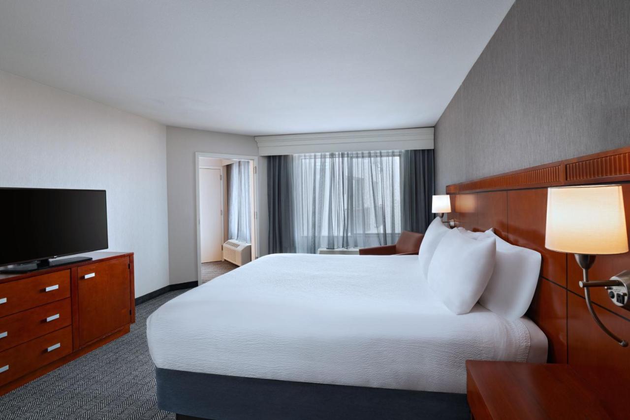 1 Bedroom Suite, 1 King, Sofa bed, Courtyard view at Courtyard by Marriott Boise West Meridian