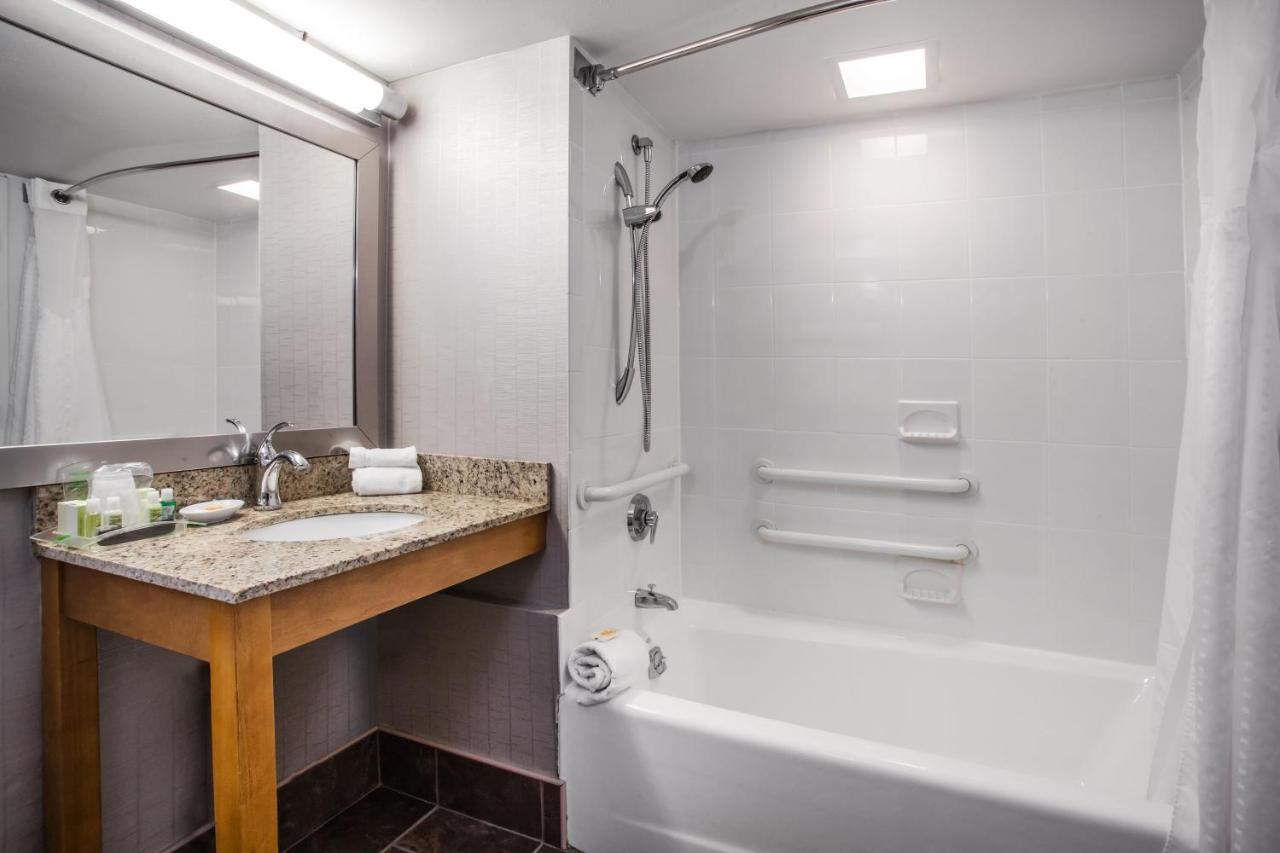 | Holiday Inn Saratoga Springs, an IHG Hotel