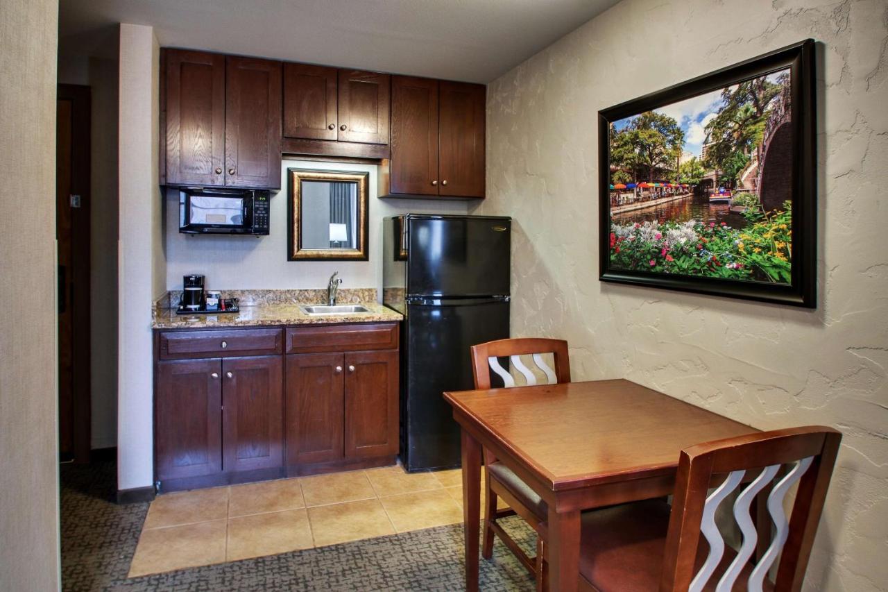 Oversized Deluxe King Room, Jacuzzi - Accessible, Roll-in Shower at Drury Plaza Hotel San Antonio Riverwalk