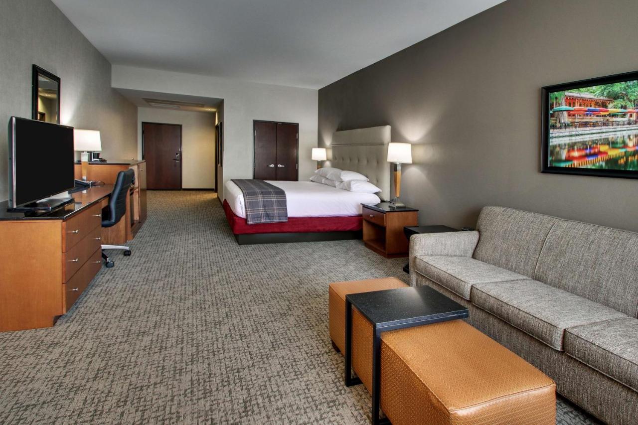 Deluxe King Room with Sofa Bed - Accessible, Roll-in Shower at Drury Plaza Hotel San Antonio Riverwalk