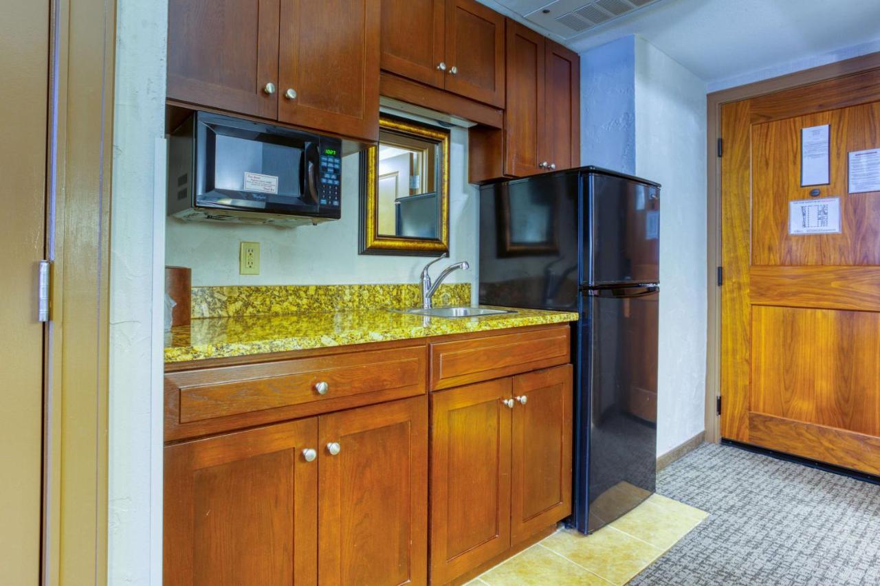 Deluxe King Room with Sofa Bed at Drury Plaza Hotel San Antonio Riverwalk