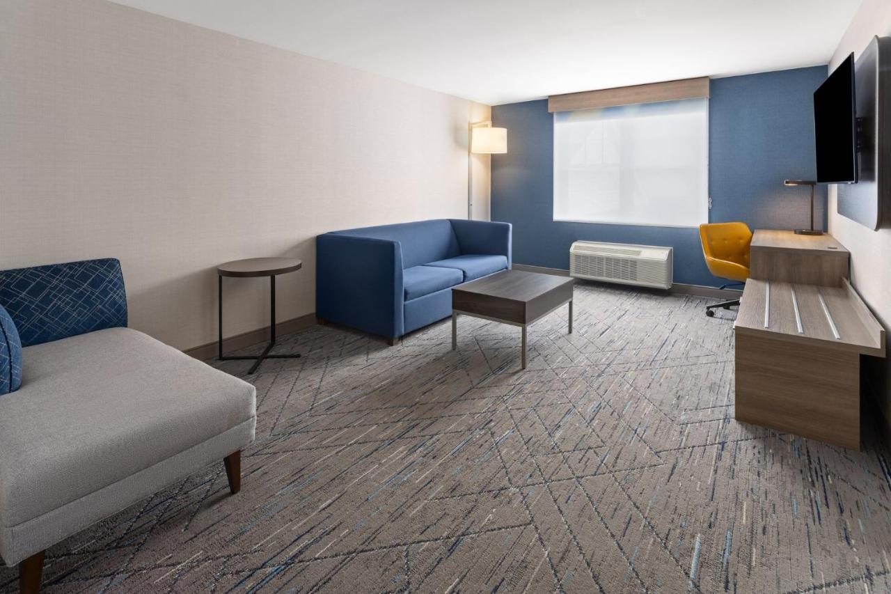 King Suite at Holiday Inn Express Hotel & Suites Freeport by IHG