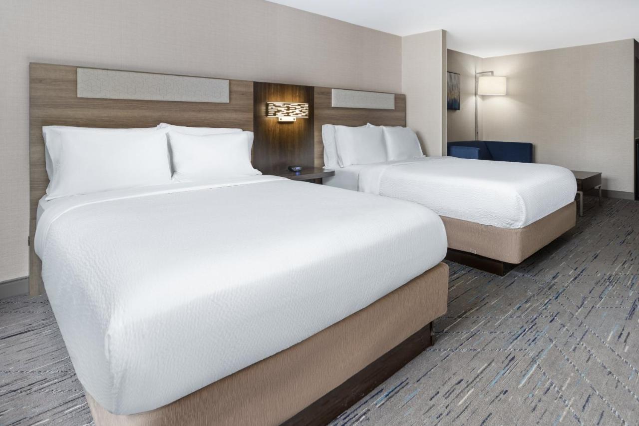 Queen Suite with Two Queen Beds at Holiday Inn Express Hotel & Suites Freeport by IHG