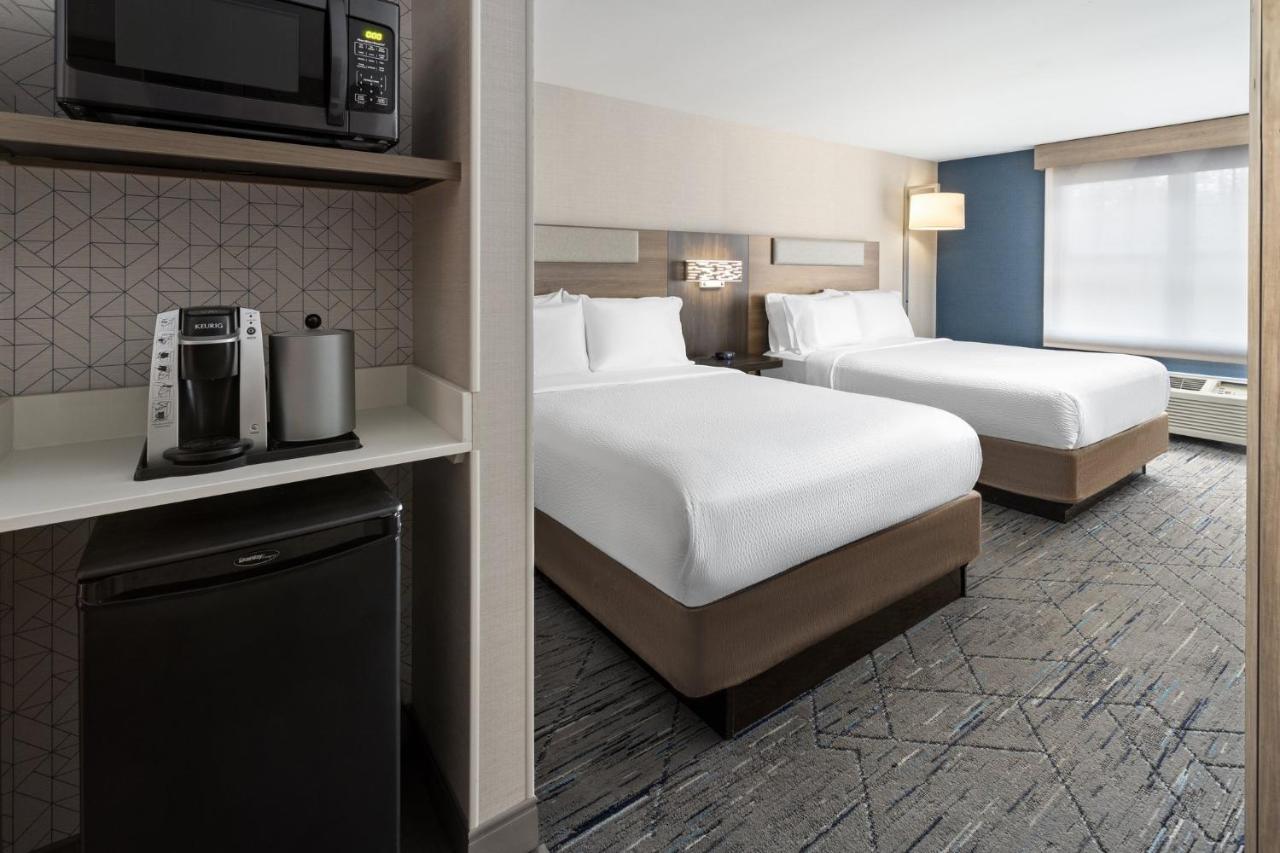 Queen Room with Two Queen Beds at Holiday Inn Express Hotel & Suites Freeport by IHG