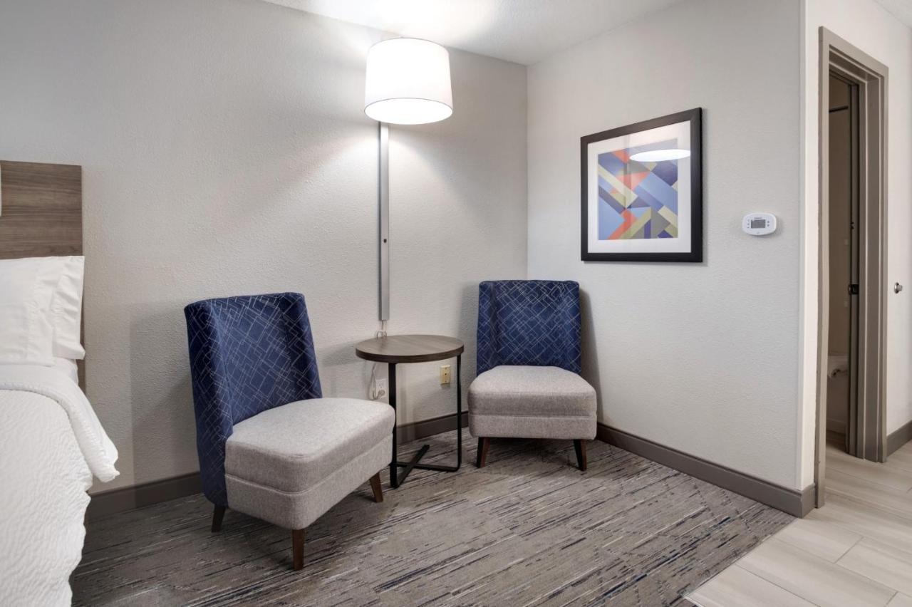 Executive Queen Room with Two Queen Beds at Holiday Inn Express Portland East - Troutdale by IHG
